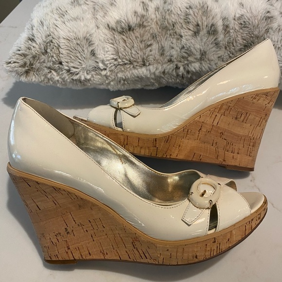 Guess Shoes Wedges Patent White Cream Cork Heel Preppy Summer Size 7.5 - Picture 4 of 5